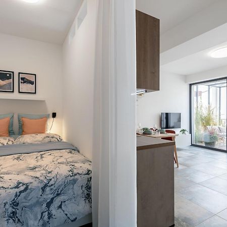 Fully Equipped Apartments With Terraces, Free Garage Parking, Netflix & Ac - By Apartmany Slapanice Cz Ngoại thất bức ảnh