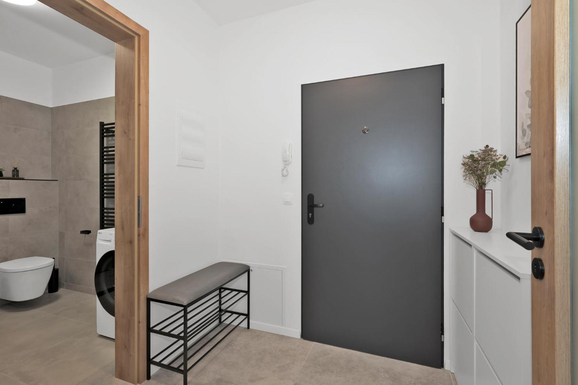 Fully Equipped Apartments With Terraces, Free Garage Parking, Netflix & Ac - By Apartmany Slapanice Cz Ngoại thất bức ảnh